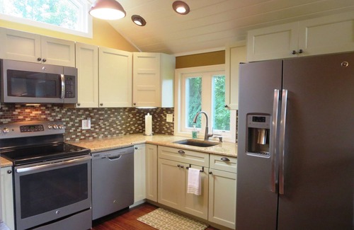 Hendersonville Cabaña | Mountain Vista Retreat / Near Hendersonville / Great View / Hot Tub / 4 Private Acres