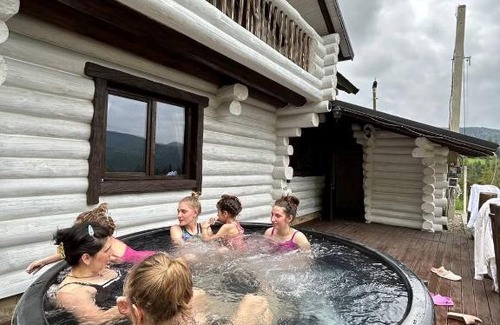 Mykulychyn Casa | Mountain White House гостинний двір