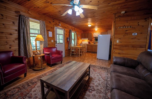 Hico Cabina | Cabañas cerca de New River Gorge con jacuzzi y chimenea