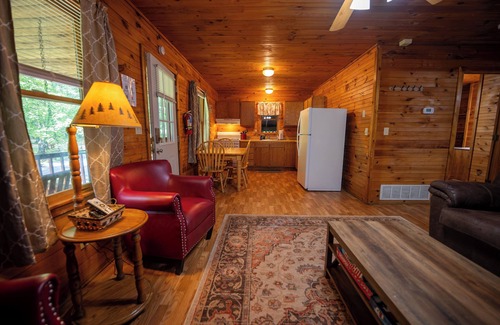 Hico Cabina | Cabañas cerca de New River Gorge con jacuzzi y chimenea