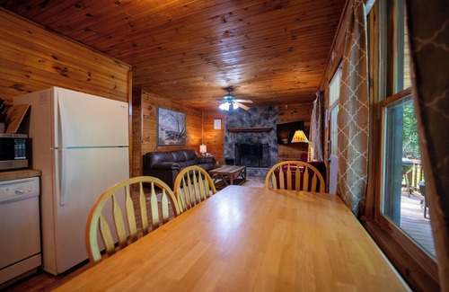 Hico Cabina | Cabañas cerca de New River Gorge con jacuzzi y chimenea