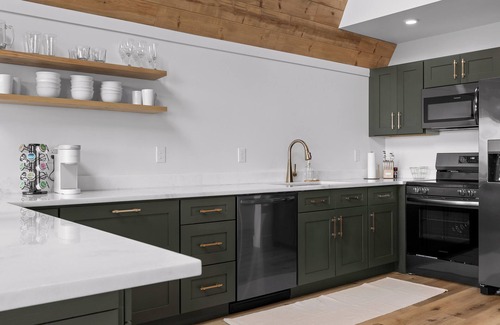 Trenton Cabina | Mountain’s Edge by Appalachian A-Frames, Mountain View, Hot Tub, WiFi