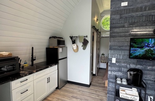 Bakersville Casa | Mountains - Romantic, Hot Tub, Campfire, Green