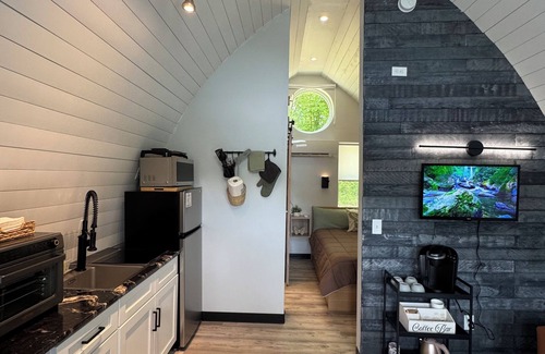 Bakersville Casa | Mountains - Romantic, Hot Tub, Campfire, Green