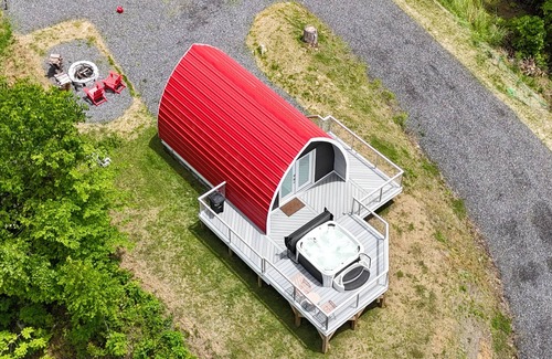 Bakersville Casa | Mountains - Romantic, Hot Tub, Campfire, Red
