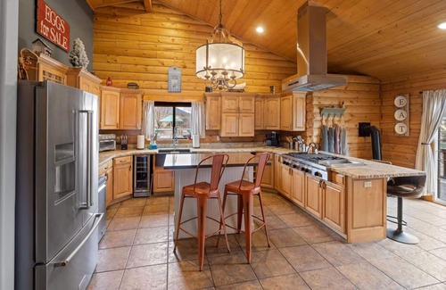 Baderville Cabina | Mountains VIEWS Dog Friendly, Spa, Game Room, Fire Pit, Playground, Grill,