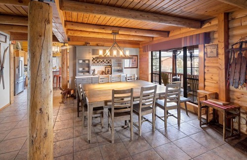 Baderville Cabina | Mountains VIEWS Dog Friendly, Spa, Game Room, Fire Pit, Playground, Grill,