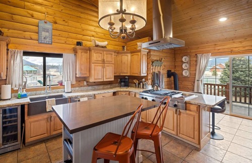Baderville Cabina | Mountains VIEWS Dog Friendly, Spa, Game Room, Fire Pit, Playground, Grill,
