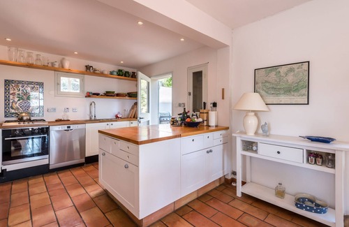 Merindol Casa | Mountainside 5 bed villa with 6m by 12m swimming pool in the Luberon Valley.