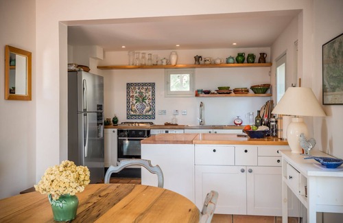Merindol Casa | Mountainside 5 bed villa with 6m by 12m swimming pool in the Luberon Valley.