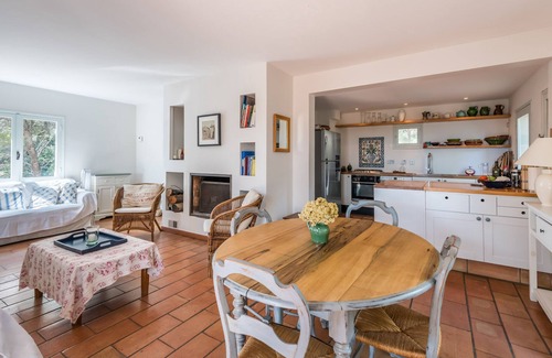 Merindol Casa | Mountainside 5 bed villa with 6m by 12m swimming pool in the Luberon Valley.