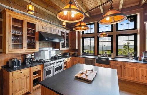 Ludlow Casa | Mountainside 5-BR Ski-In/Out Okemo Villa