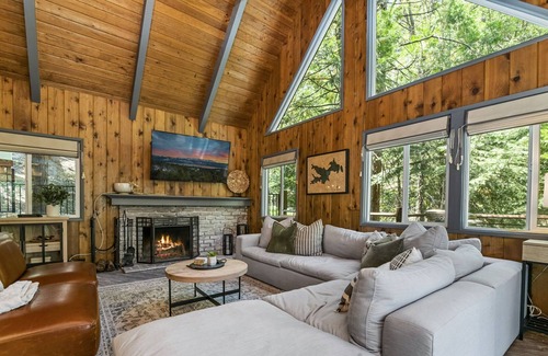Blue Jay Casa | Mountainside Cabin w/ Deck | Walk to Lake