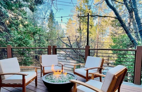 Blue Jay Casa | Mountainside Cabin w/ Deck | Walk to Lake