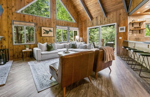 Blue Jay Casa | Mountainside Cabin w/ Deck | Walk to Lake