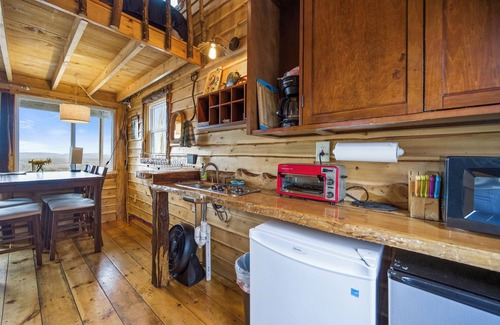Liberty Cabina | ¡Cabina junto a la montaña con interior de cedro y loft en una cervecería / restaurante!