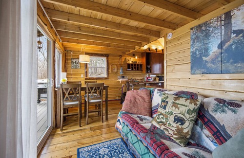 Liberty Cabina | ¡Cabina junto a la montaña con interior de cedro y loft en una cervecería / restaurante!