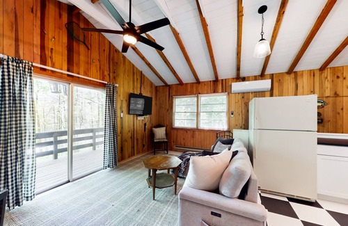 Topton Casa | Mountainside escape with Nantahala Lake views & serene deck - dog-friendly