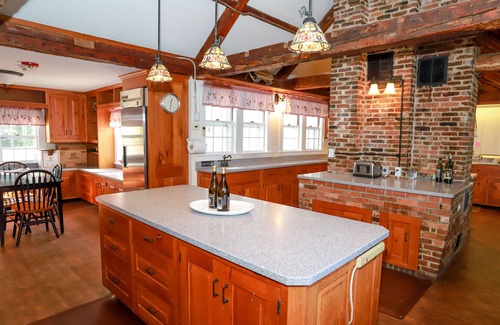 Wilmot Casa | Mountainside Estate. Private Indoor Pool, near Ragged Mtn. & Sunapee, sleeps 28
