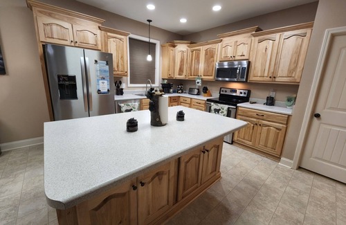 Sevierville Cabina | Mountainside Hideaway Cabin 20min to Dollywood+King Beds+Large Game Room+HotTub!