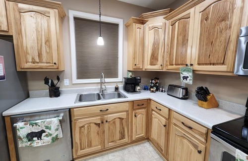 Sevierville Cabina | Mountainside Hideaway Cabin 20min to Dollywood+King Beds+Large Game Room+HotTub!
