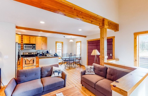 Snoqualmie Pass Casa | Mountainside home with a private deck, balcony, bright interior & foosball