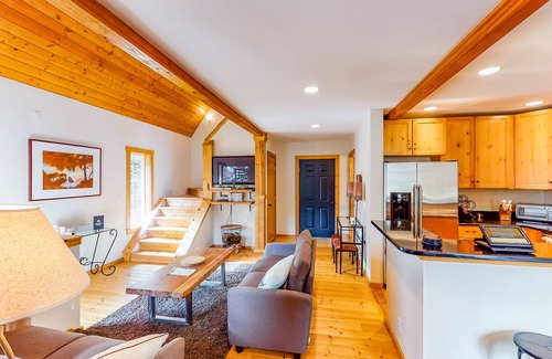 Snoqualmie Pass Casa | Mountainside home with a private deck, balcony, bright interior & foosball