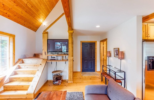 Snoqualmie Pass Casa | Mountainside home with a private deck, balcony, bright interior & foosball