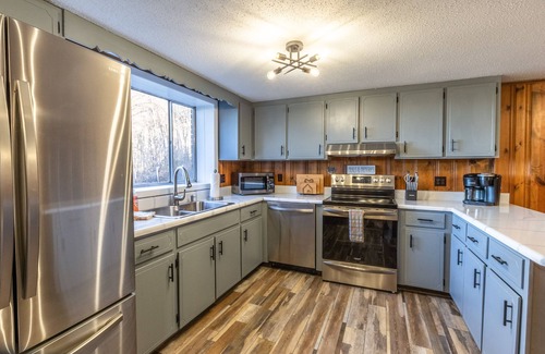 Sylva Casa | Mountainside house with long range views, pool table, firepit, & W/D