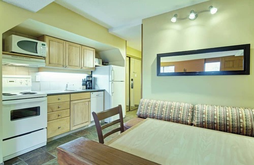Whistler Village Hotel | Mountainside Lodge