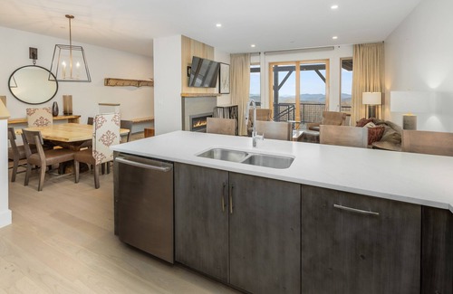 Ludlow Condominio | Mountainside Luxury 2-Level Condo at Okemo. Ski-In/Out.