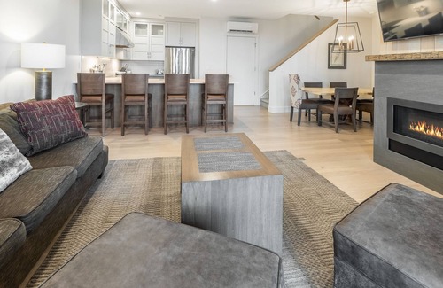Ludlow Condominio | Mountainside Luxury 2-Level Condo at Okemo. Ski-In/Out.