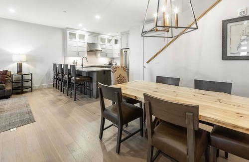 Ludlow Condominio | Mountainside Luxury 2-Level Condo at Okemo. Ski-In/Out.