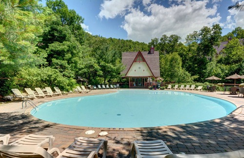 Mont-Tremblant Condominio | SIN IMPUESTOS - Lado de la montaña Mont Tremblant Resort Condo - Piscina en verano