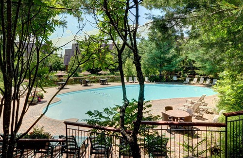 Mont-Tremblant Condominio | SIN IMPUESTOS - Lado de la montaña Mont Tremblant Resort Condo - Piscina en verano