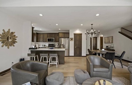 Mammoth Lakes Casa | Mountainside - The only new/premium townhomes at Canyon Lodge