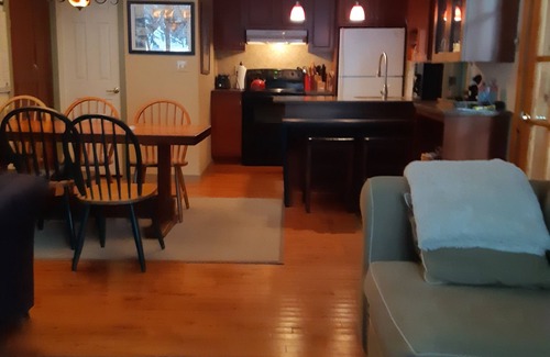 North Troy Condominio | Mountainside Townhouse Condo Adjacent to Ski Tram and Chairlifts Ski-In