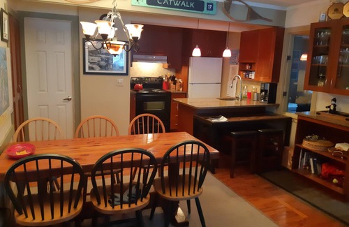North Troy Condominio | Mountainside Townhouse Condo Adjacent to Ski Tram and Chairlifts Ski-In