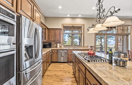 Gold Mountain Casa | Mountaintop Cabin Hot Tub Views Family Golf