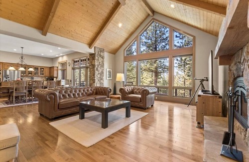 Gold Mountain Casa | Mountaintop Cabin Hot Tub Views Family Golf