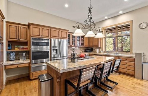 Gold Mountain Casa | Mountaintop Cabin Hot Tub Views Family Golf