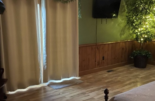 Stollings Cabina | Mountaintop Cabin with pool, cinema room, Full Bar, Billiards, Kitchen, Sleeps 6