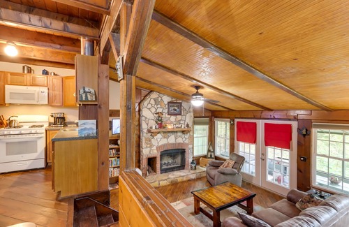Ellijay Cabina | Mountaintop Ellijay Cabin w/ Private Hot Tub