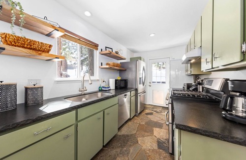 Incline Village Cabina | Mountaintop Retreat | 5 Minute Stroll From Diamond Peak Ski Resort