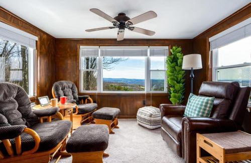 Capon Bridge Chalet De Esquí | Mountaintop Views, Hot Tub, Deck, Fire Pit & WiFi