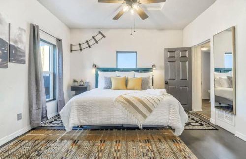 Central Colorado Springs Casa | MountainViews FirePit SmartTV AC WD SelfEntry
