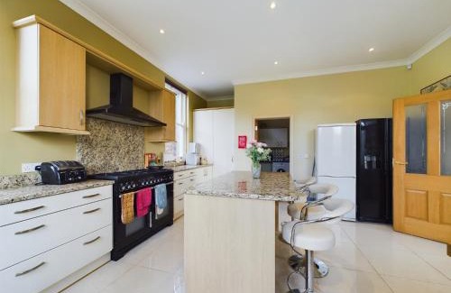 Newry Casa | Mourne Mountain Bliss, Rostrevor 4BR Cottage with Patio & BBQ ideal for a relaxing getaway