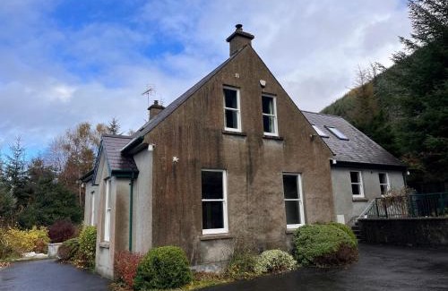 Newry Casa | Mourne Mountain Bliss, Rostrevor 4BR Cottage with Patio & BBQ ideal for a relaxing getaway