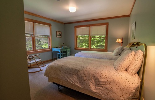 Saranac Lake Cabina | Mouse House: Pet & Family-Friendly Lakefront Camp