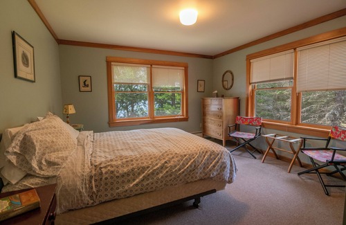 Saranac Lake Cabina | Mouse House: Pet & Family-Friendly Lakefront Camp